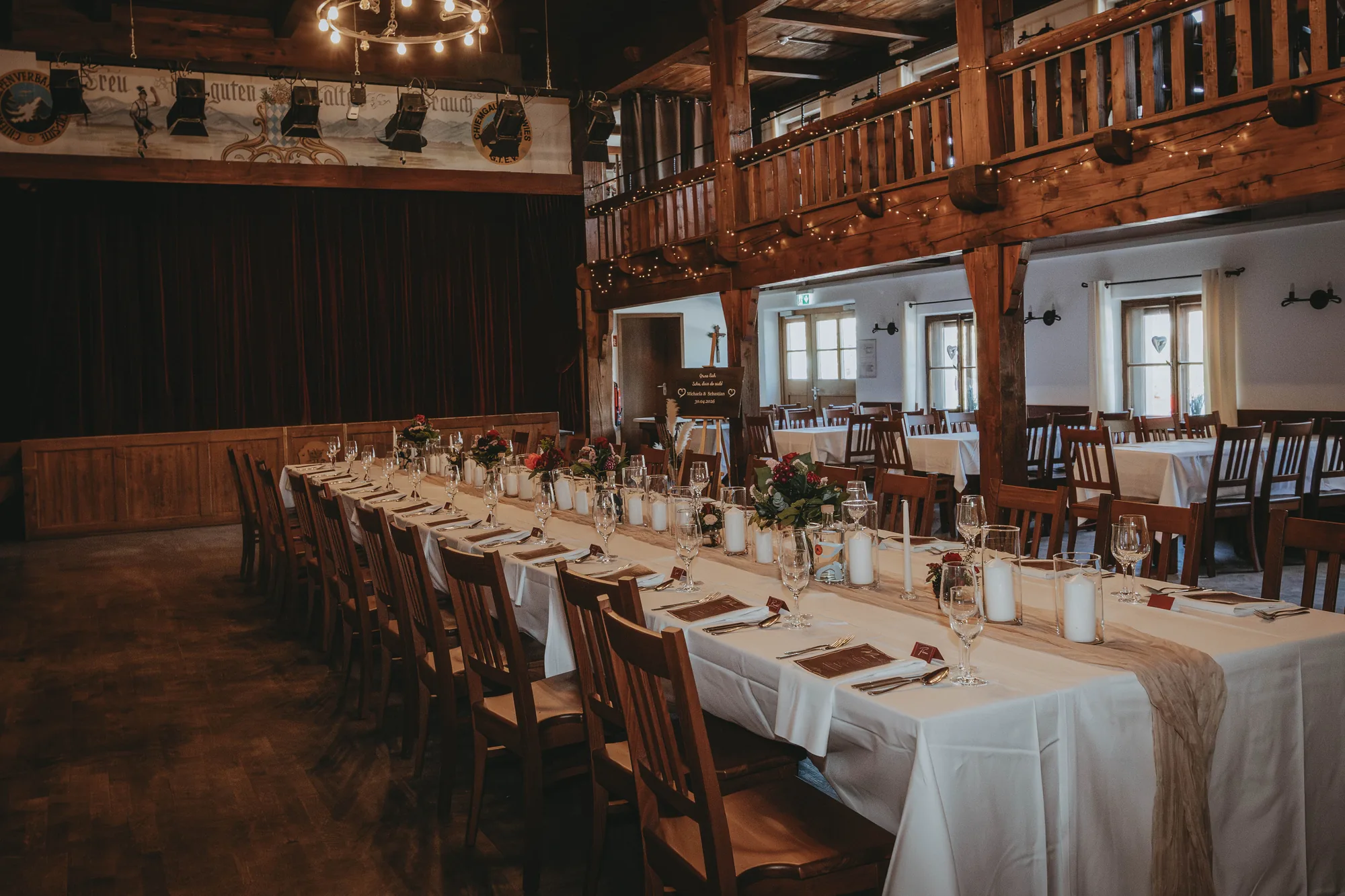 Wirtshaus d'Feldwies – Festsaal mit gedeckter Tafel