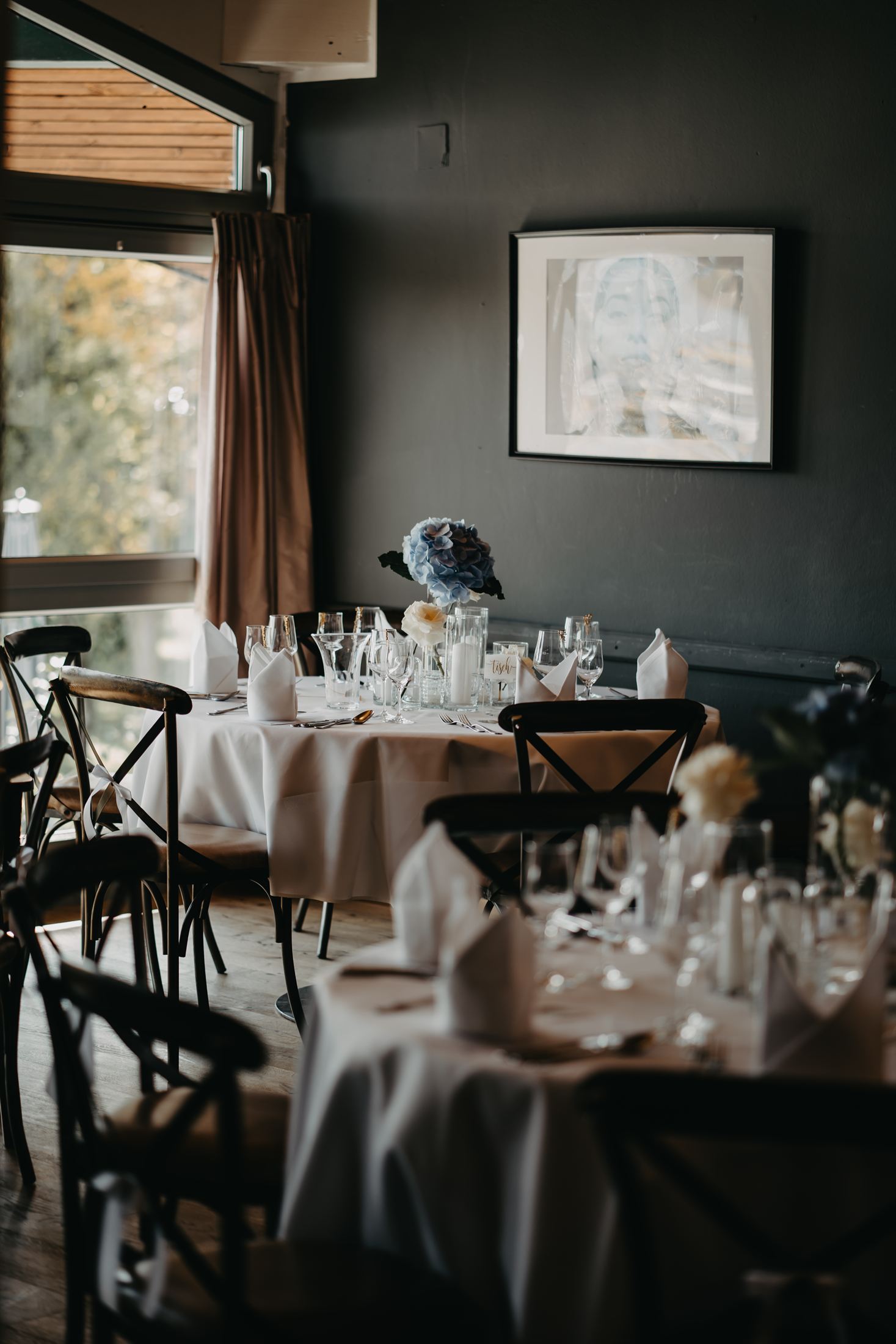 Festlich gedeckte Tische zur Hochzeit im Hafenwirt Seebruck