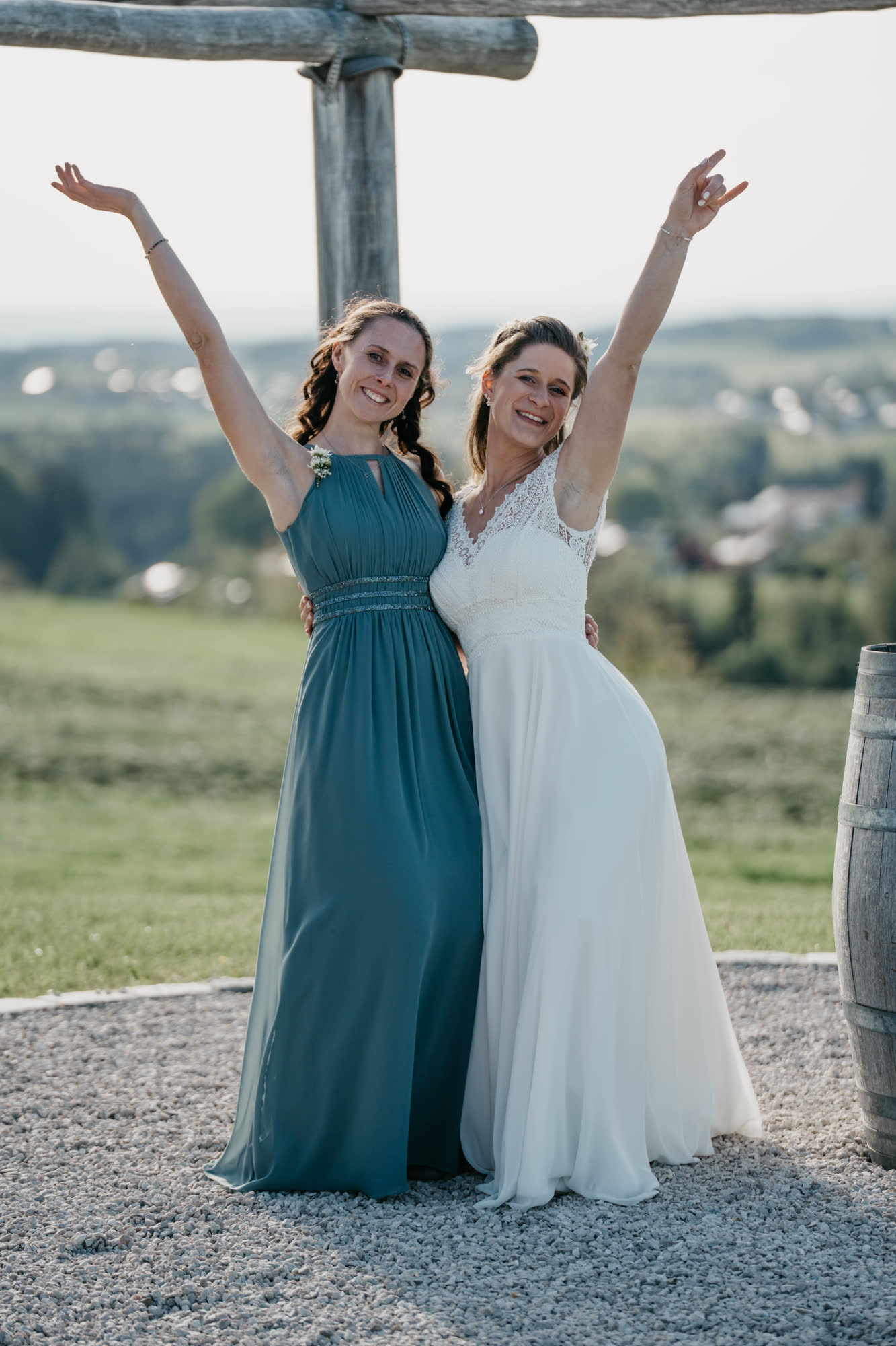 Brautpaar beim Shooting rund um den Eventstadl Seiseralm Bernau am Chiemsee