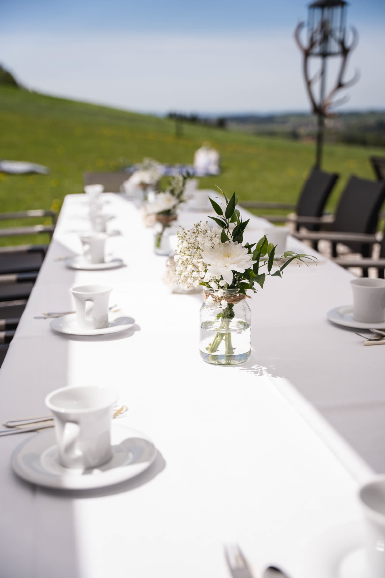 Hochzeitsstimmung auf der Terrasse des Eventstadl Seiseralm mit Kampenwand im Hintergrund