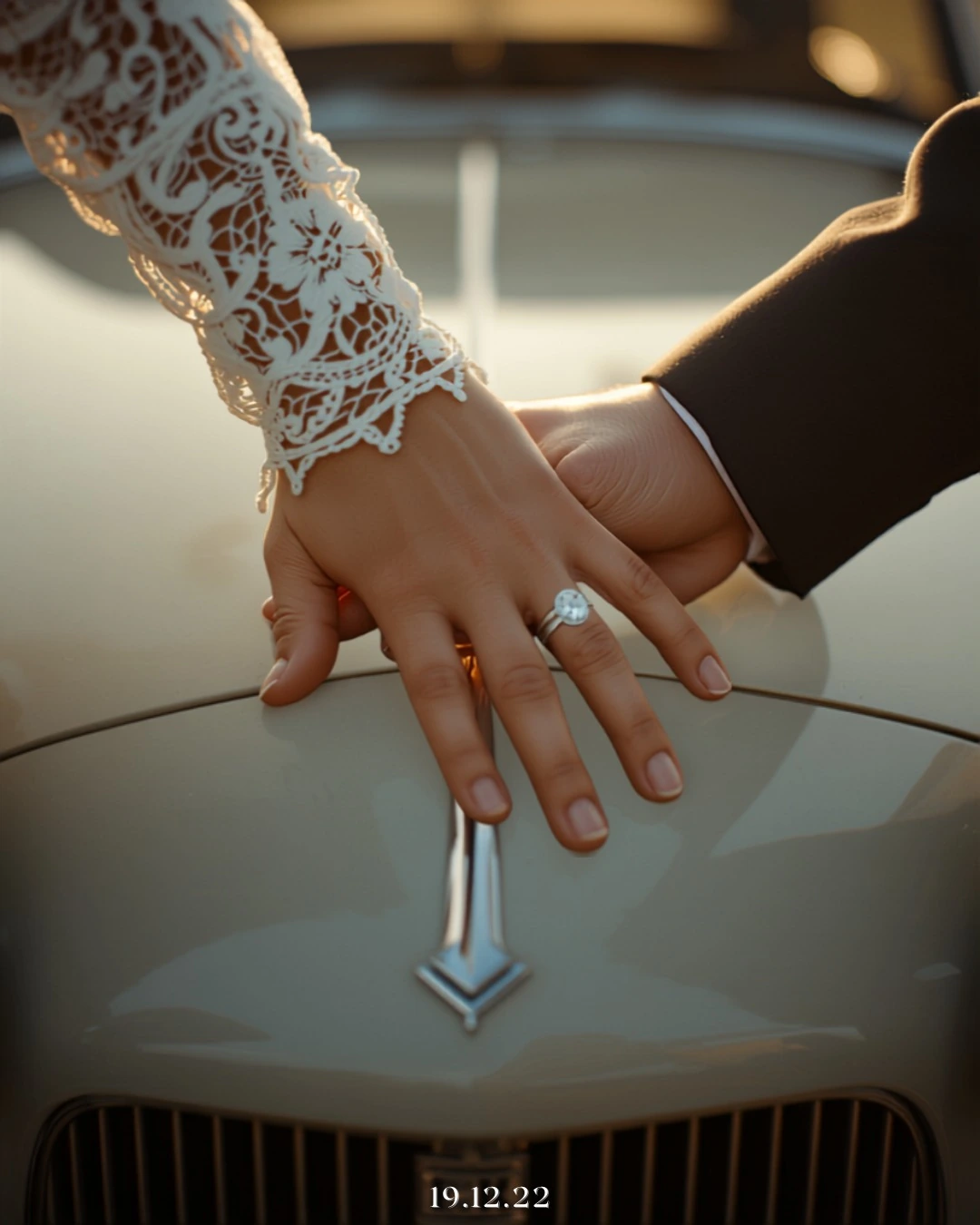 Pose-Idee: Hände des Brautpaars mit Ringen auf dem Hochzeitsauto