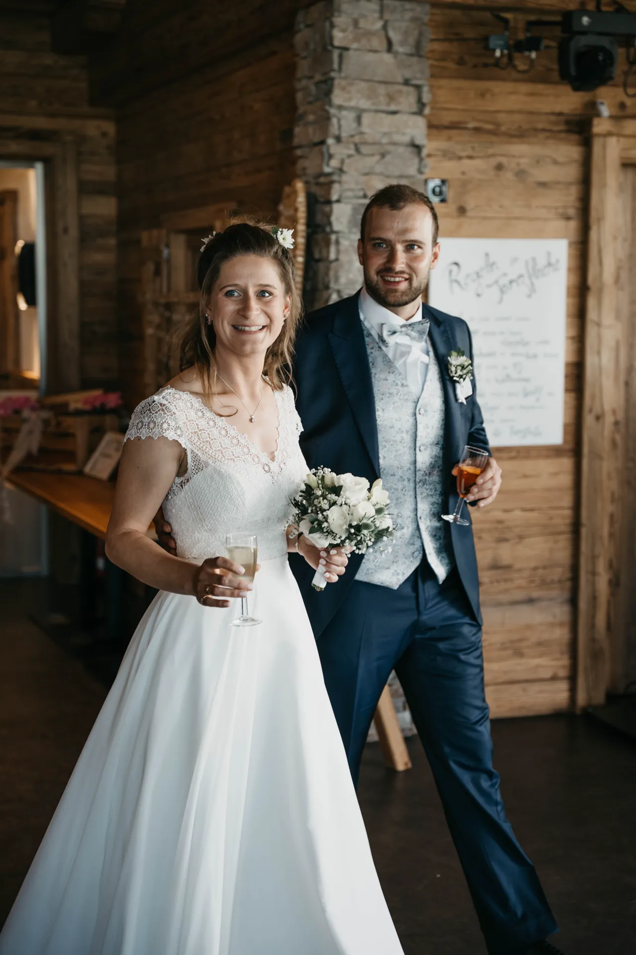 Brautpaar beim Sektempfang in der Almhütte