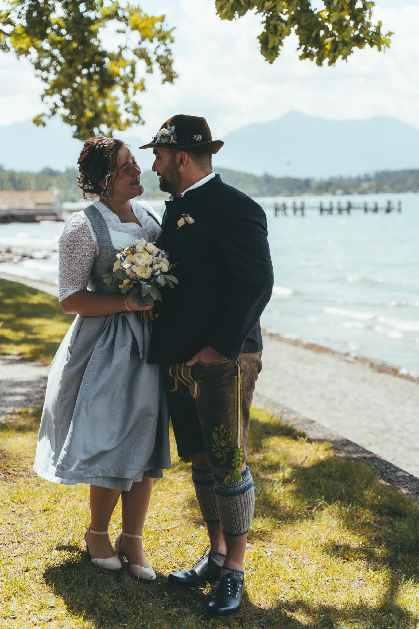 Brautpaar in Tracht am Chiemsee-Ufer