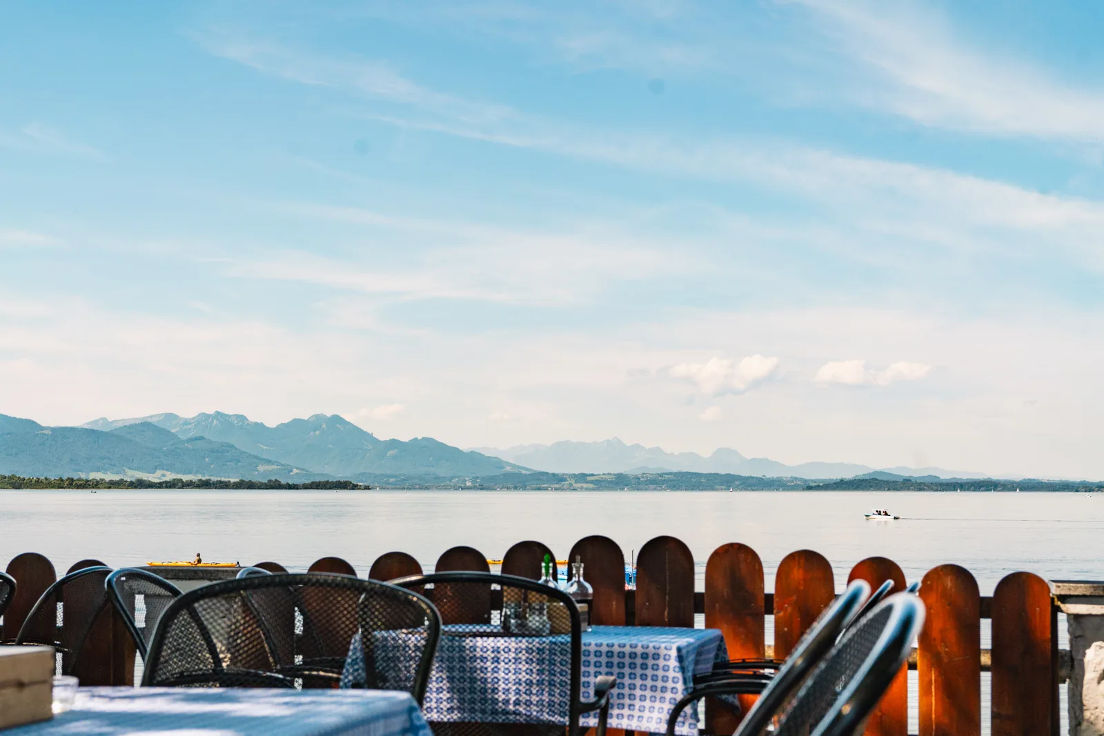 Blick vom Al Dente Chieming über den Chiemsee auf die Alpen