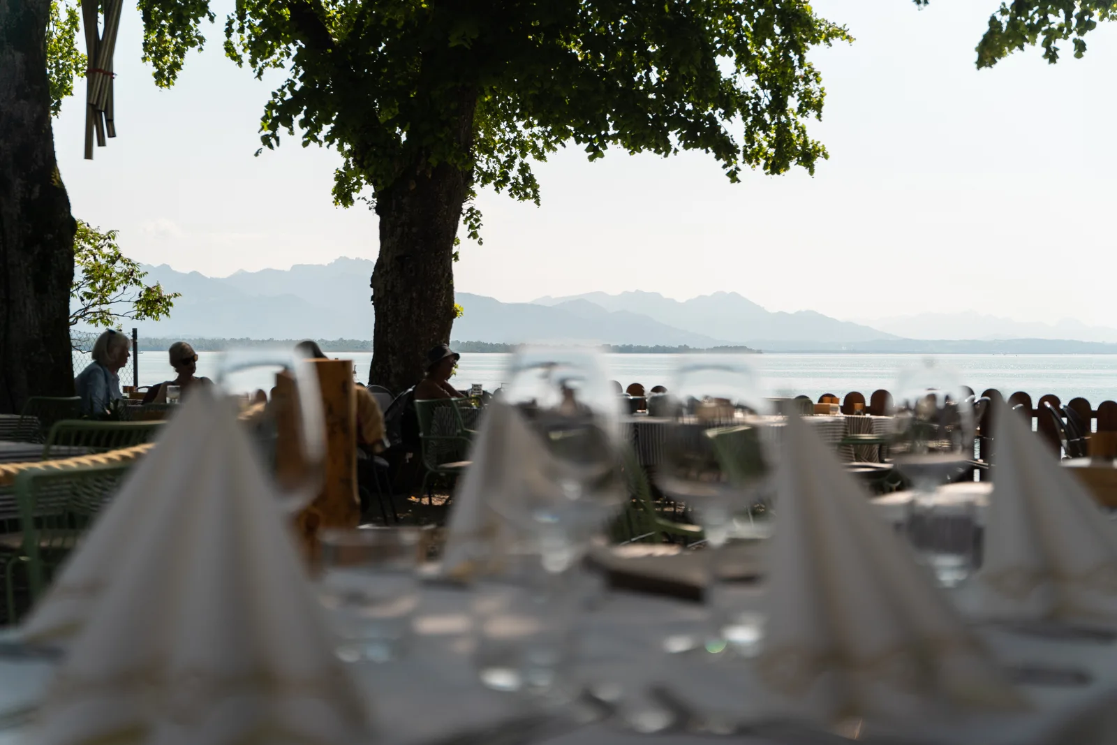 Gedeckte Tafel am Al Dente mit Blick über den Chiemsee auf die Alpen