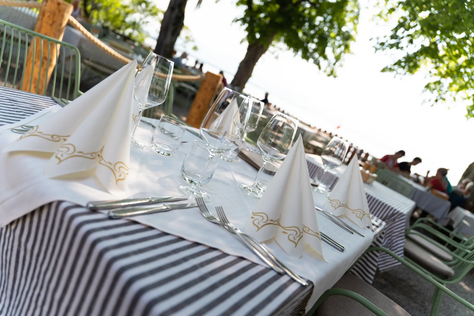 Tischdetail mit Seeblick im Al Dente Chieming