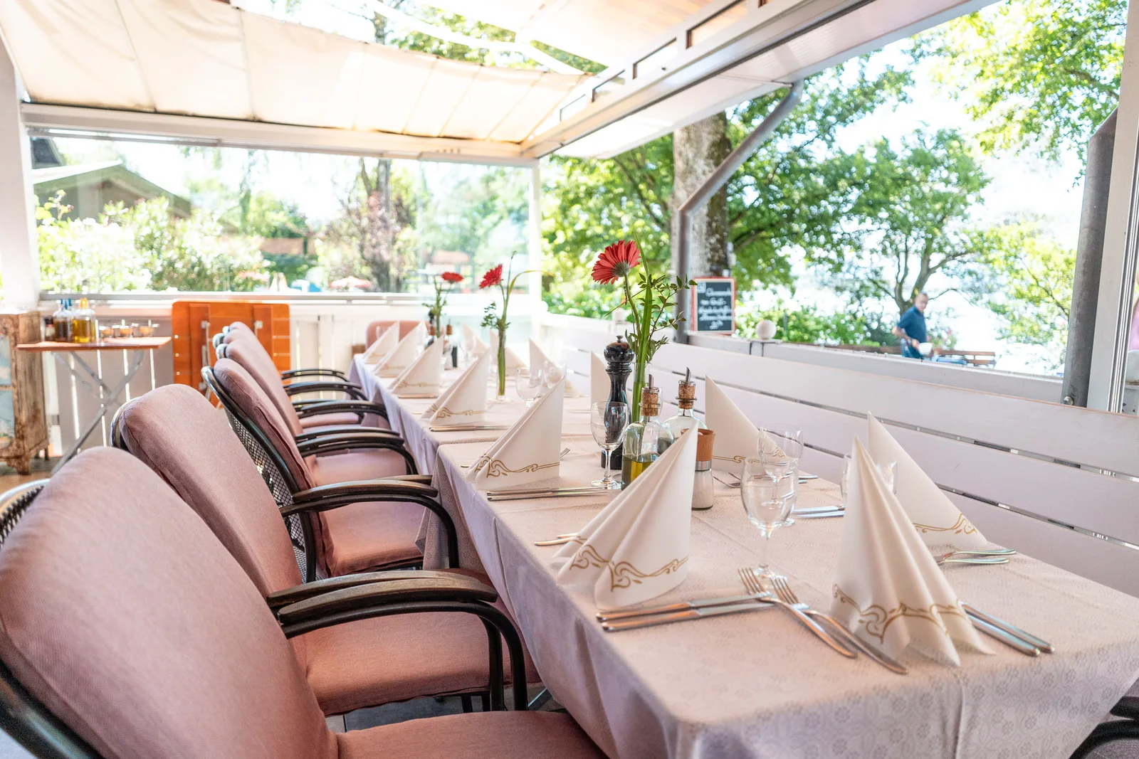 Lichte Veranda im Al Dente Chieming – festlich gedeckte Tafel