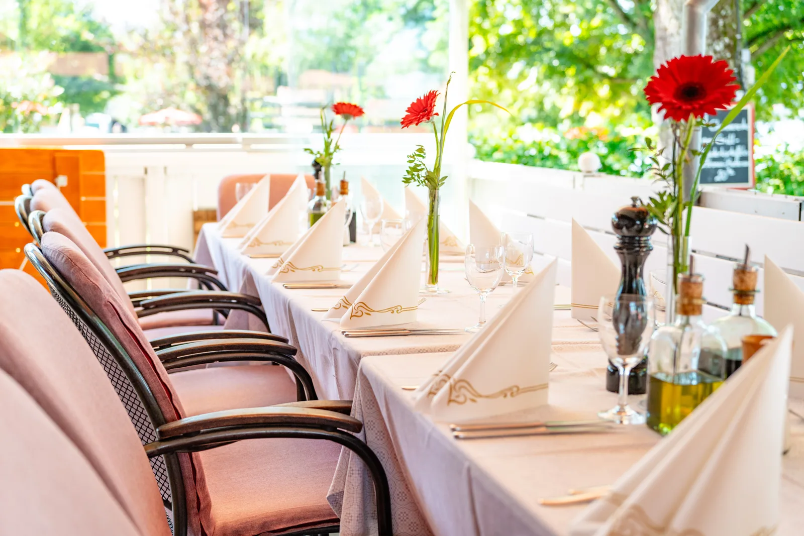 Festlich gedeckte Hochzeitstafel auf der Veranda des Al Dente