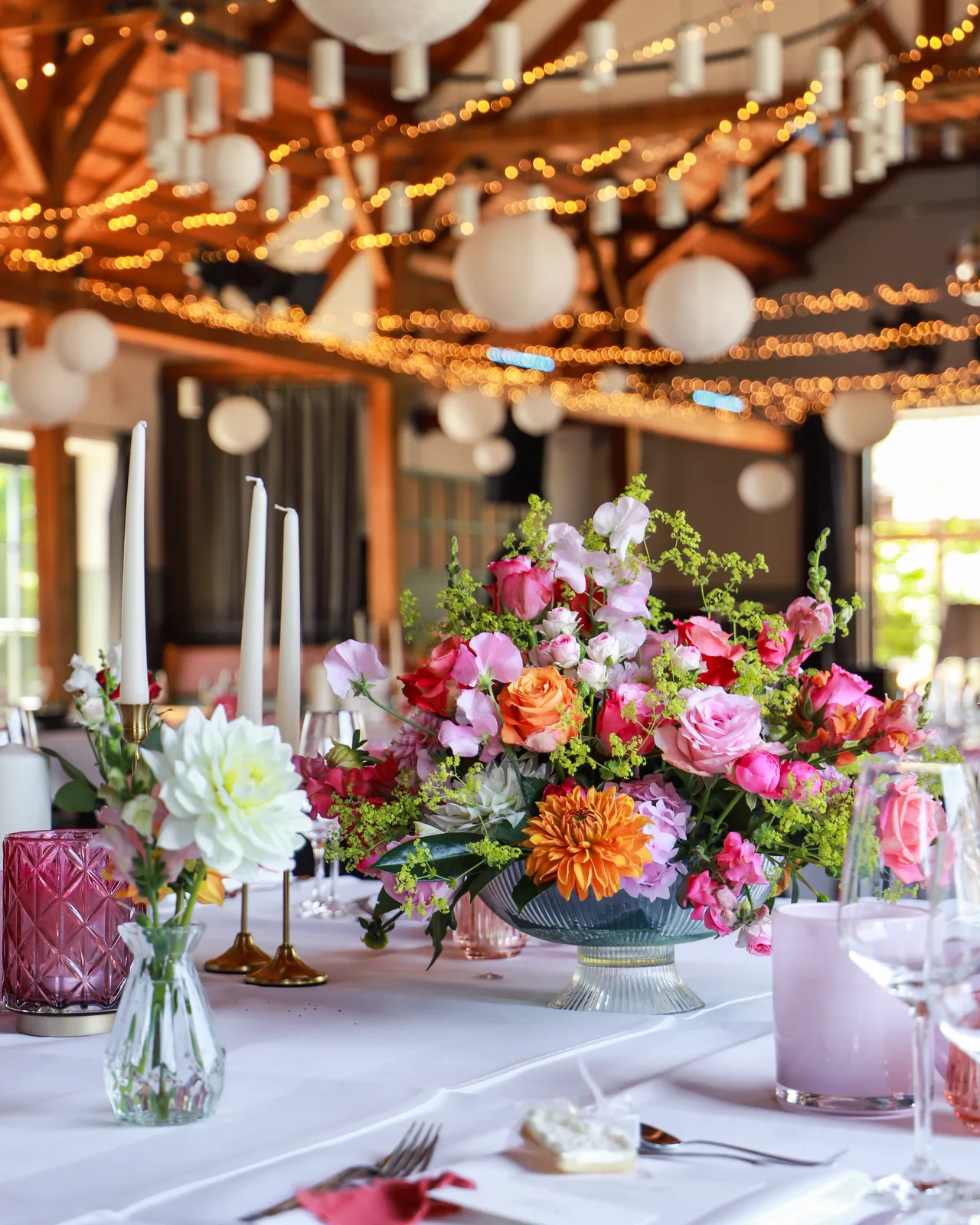 Festtafel mit Blumenschmuck im Chiemseer Wirtshaus Chieming