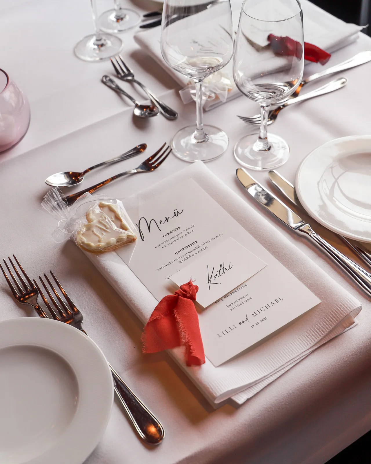 Gedeck mit Menükarte – Hochzeit im Chiemseer Wirtshaus