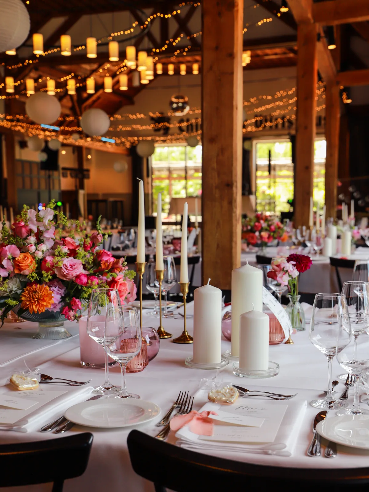 Hochzeitstafel mit Blumen & Kerzen im Chiemseer Wirtshaus