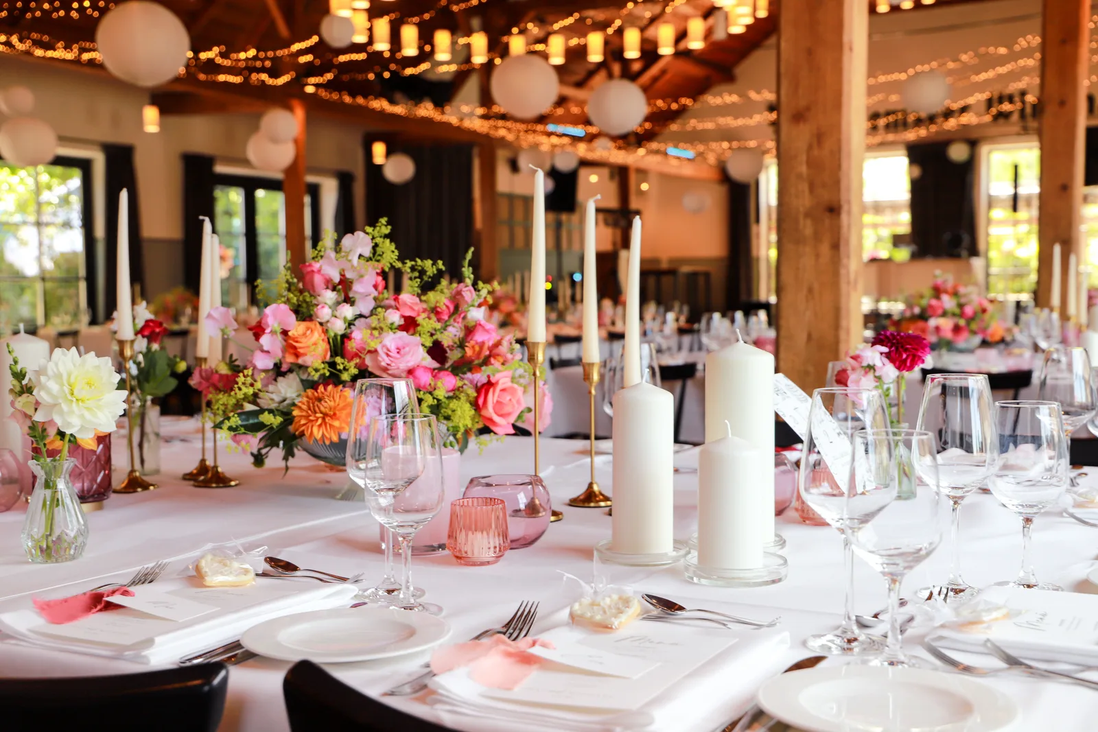Festlich gedeckte Hochzeitstafel im Chiemseer Wirtshaus Chieming – Hochzeit am Chiemsee