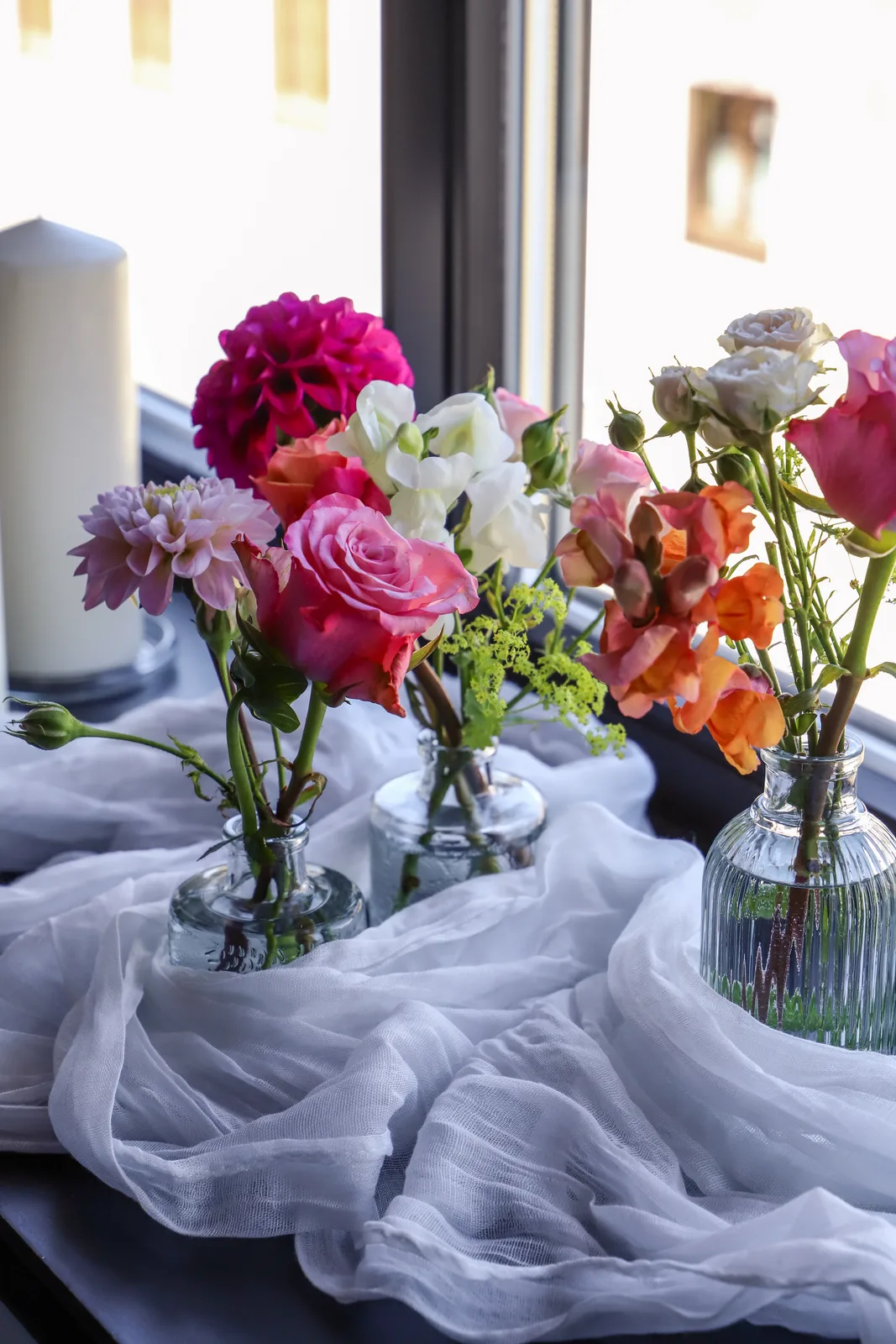 Blumendekoration auf der Hochzeitstafel im Chiemseer Wirtshaus