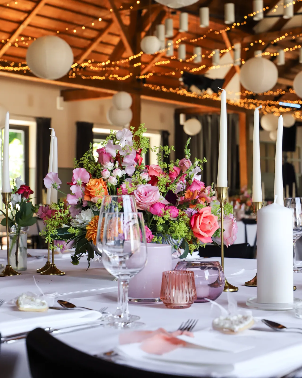 Großer Saal im Chiemseer Wirtshaus mit langen Hochzeitstafeln