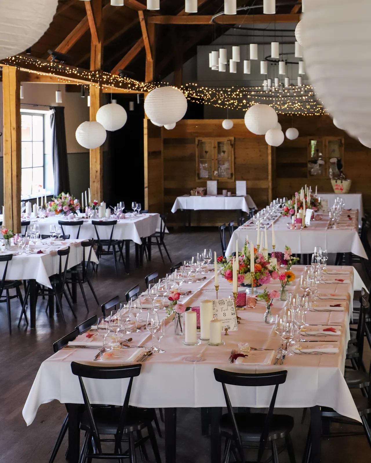 Rustikaler Holzsaal mit Lichterketten & Lampions – Hochzeit im Chiemseer Wirtshaus