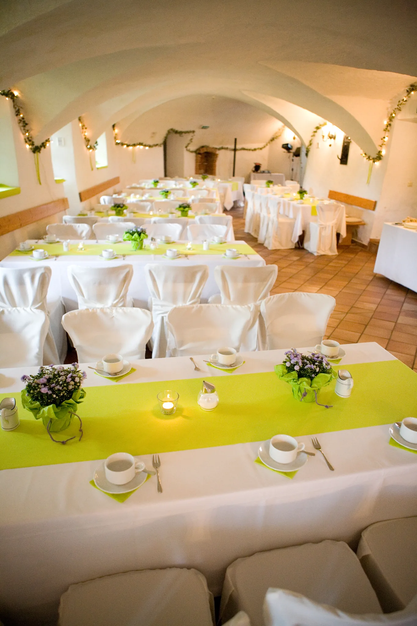 Festlich gedeckter Gewölbesaal für eine Hochzeit auf Schloss Pertenstein