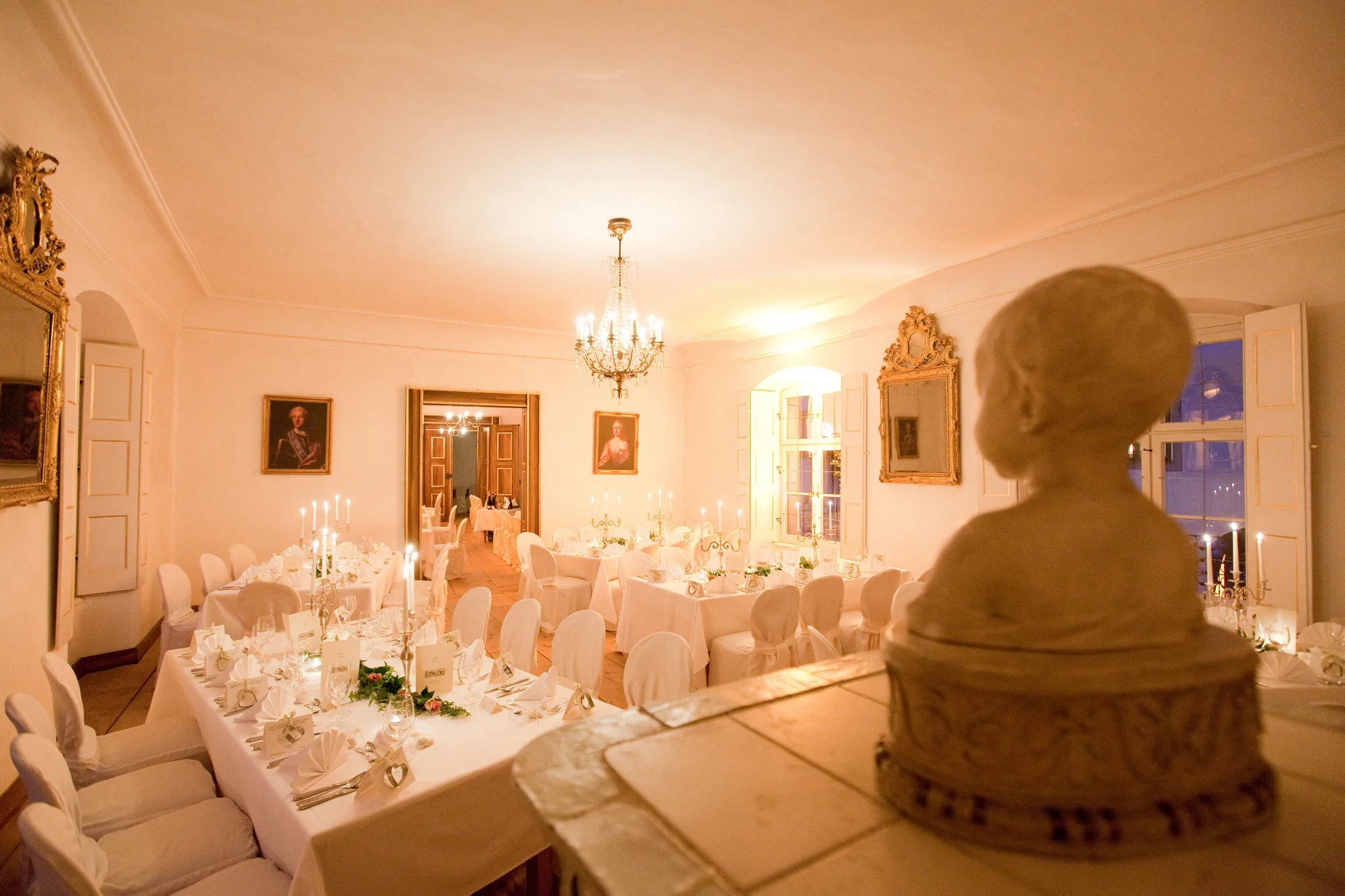 Fürstenzimmer im Schloss Pertenstein – elegante Hochzeitstafel