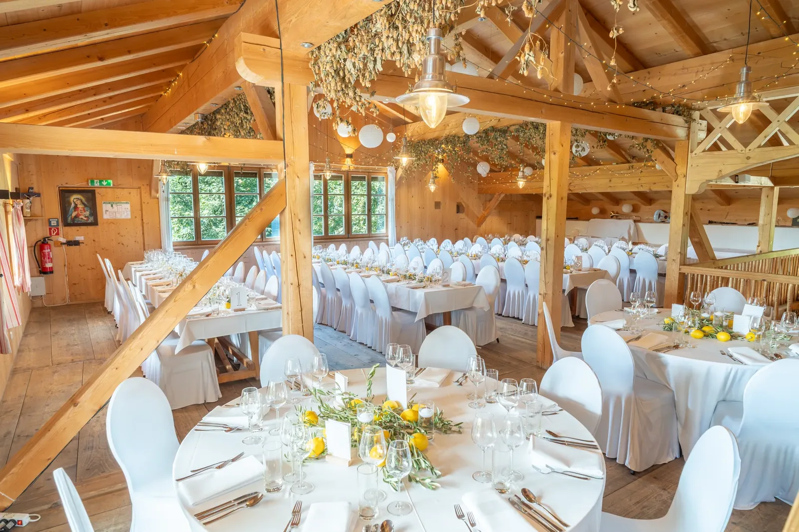 Festlich gedeckter Festsaal im Pitzlloch Grabenstätt – Hochzeit im Chiemgau