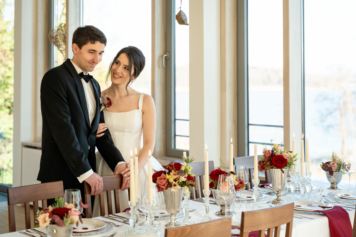 Brautpaar im Panorama-Restaurant der Schlosswirtschaft Herrenchiemsee – Hochzeit am Chiemsee